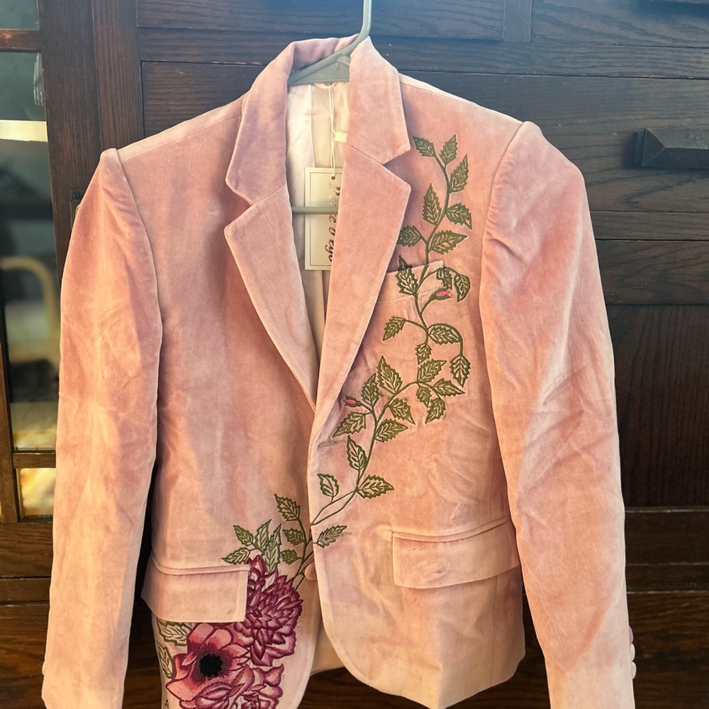 Chic Pink Velvet Blazer with Floral Embroidery